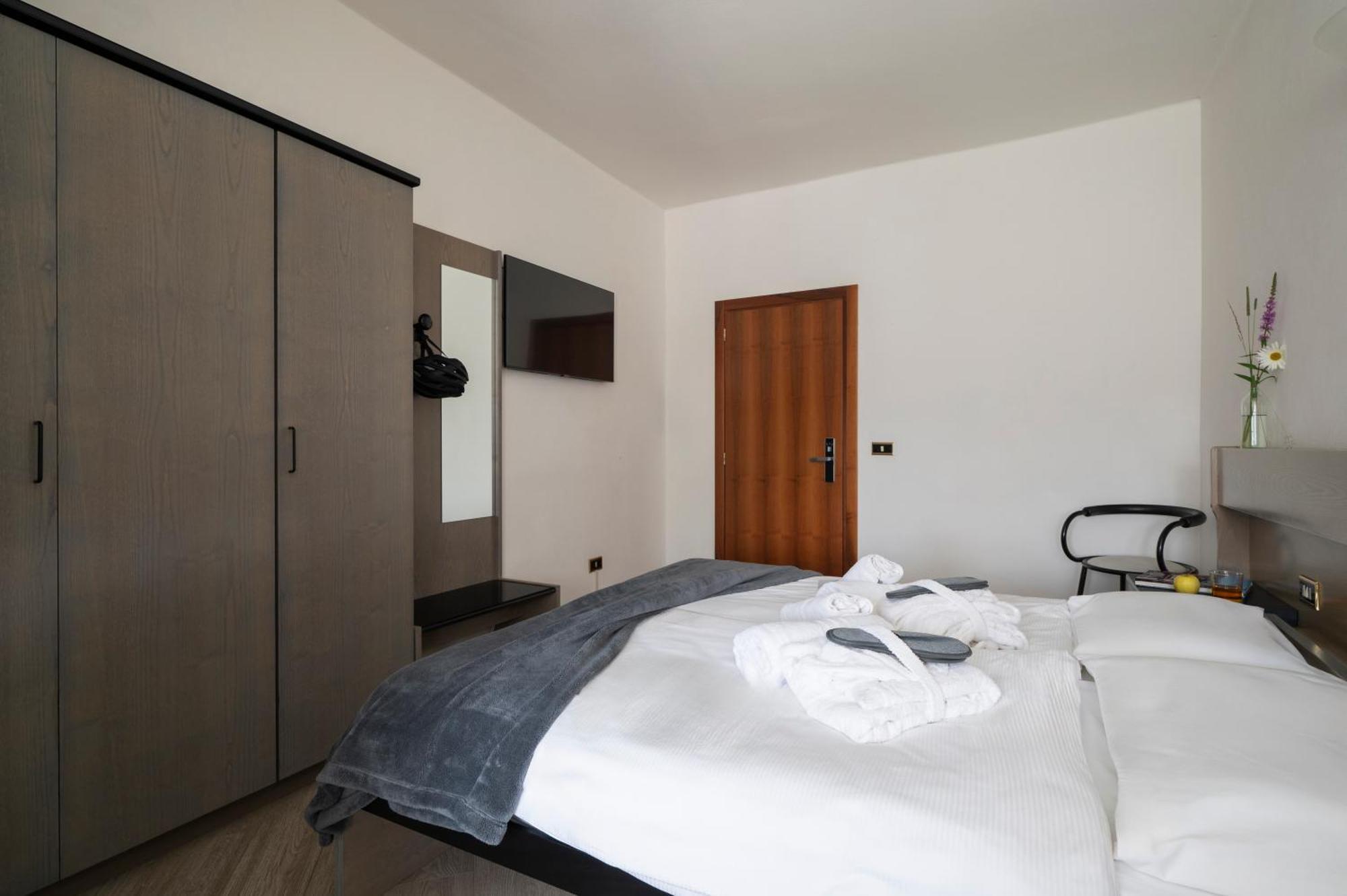 Hotel Scoiattolo バゼルガ・ディ・ピネ エクステリア 写真